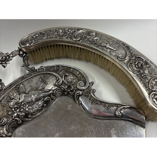 360 - A large 19th Century Continental silver crumb sweeper with brush. Marked to reverse. Approx. 478 gra... 