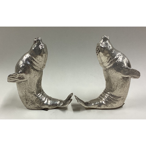 407 - A rare pair of Naturalistic silver peppers in the form of sea lions. London 1970/1976. My Mappin & W... 