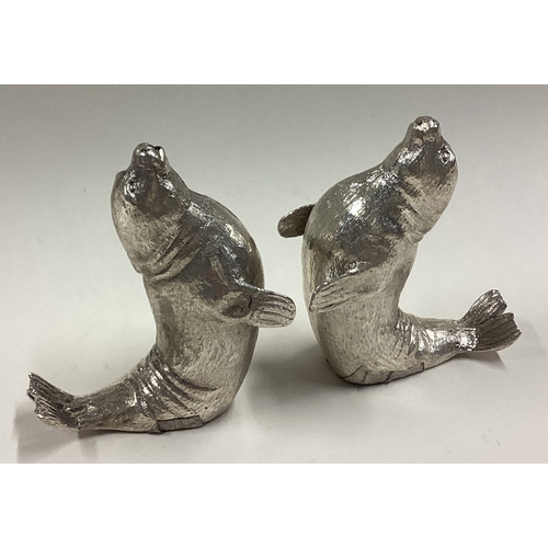 407 - A rare pair of Naturalistic silver peppers in the form of sea lions. London 1970/1976. My Mappin & W... 