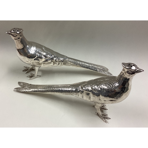 408 - A pair of Sterling silver peppers in the form of pheasants with lift-off covers. Approx. 250 grams. ... 