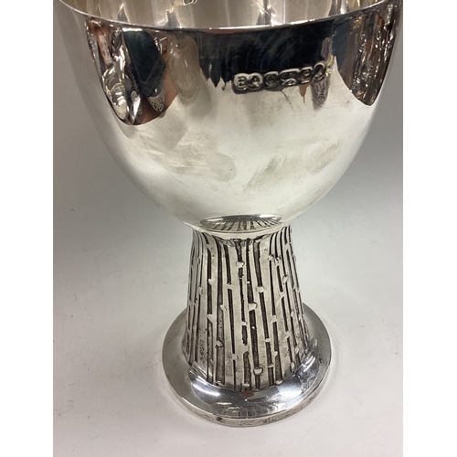 412 - A silver goblet with hammered stem. Sheffield 1977. By Brian Asquith. Approx. 514 grams. Est. £400 -... 