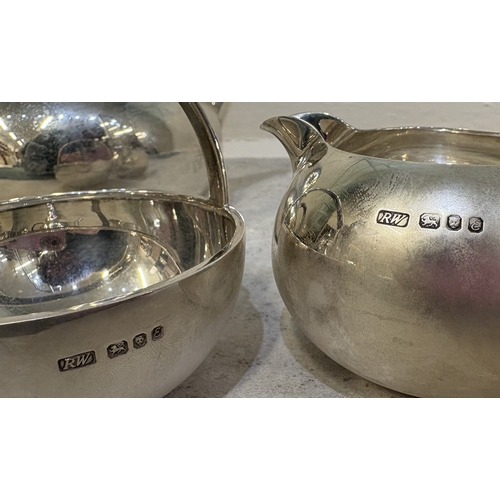 448 - A three-piece silver tea set. 1979. By Robert Welch. Approx. 867 grams. Est. £2000 - £3000.