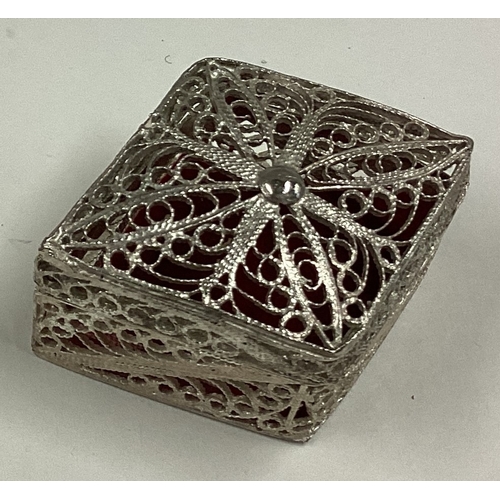 479 - A filigree silver box with lift-off cover. Approx. 24 grams. Est. £20 - £30.