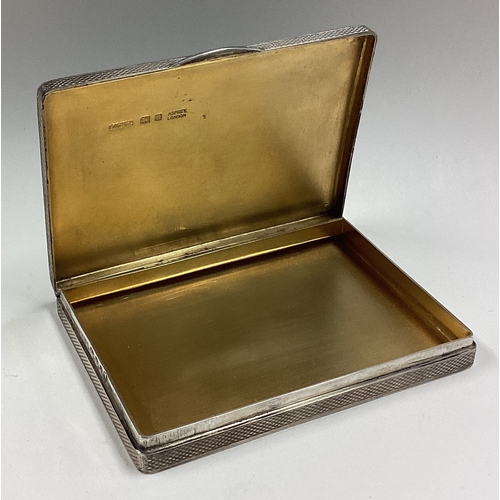 480 - A silver and black enamelled snuff box. London 1933. Signed by Asprey & Co. Approx. 117 grams. Est. ... 