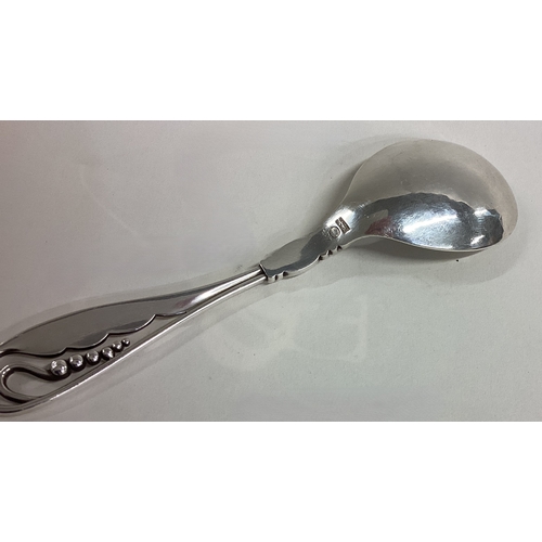 526 - GEORG JENSEN: A stylish silver preserve spoon with vine decoration. Numbered 42 to reverse. Approx. ... 