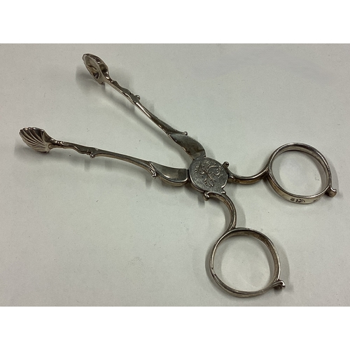 546 - A pair of 18th Century silver tongs. Marked to handle. Approx. 27 grams. Est. £30 - £40.