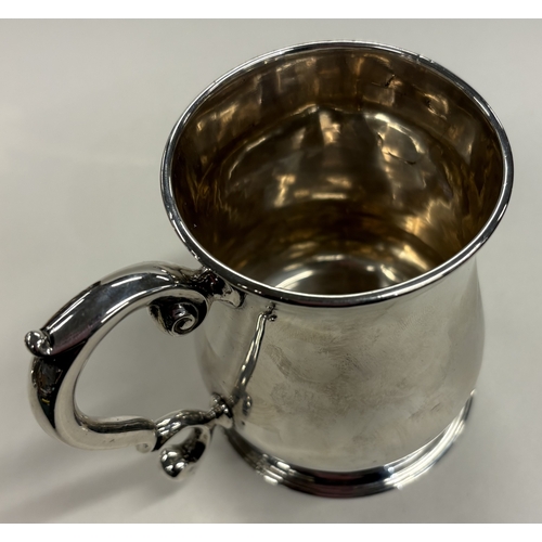 608 - A fine early 18th Century silver mug. London 1736. By Thomas Gurney Cook. Approx. 240 grams. Est. £2... 