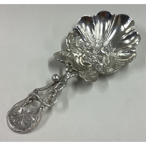 617 - An attractive cast Victorian silver caddy spoon. Birmingham. Approx. 14 grams. Est. £60 - £80.