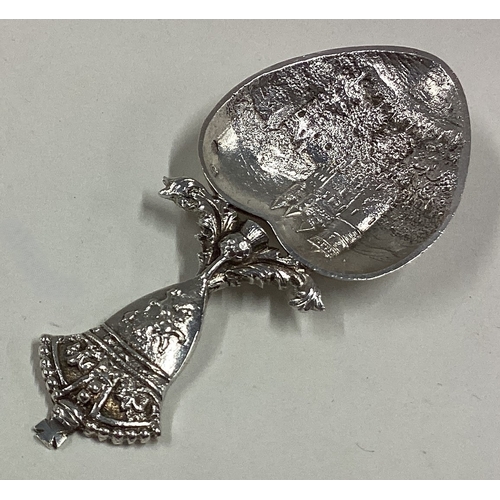 620 - EDINBURGH: A good quality cast Scottish silver castle top caddy spoon. Approx. 20 grams. Est. £80 - ... 