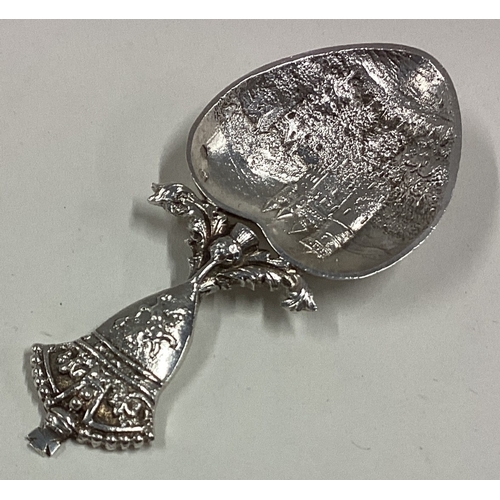 620 - EDINBURGH: A good quality cast Scottish silver castle top caddy spoon. Approx. 20 grams. Est. £80 - ... 