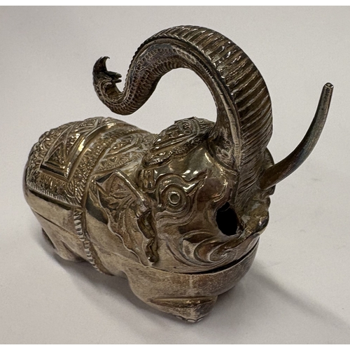 633 - A silver snuff box in the form of an elephant. Approx. 39 grams. Est. £30 - £40.