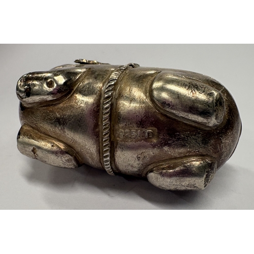 633 - A silver snuff box in the form of an elephant. Approx. 39 grams. Est. £30 - £40.