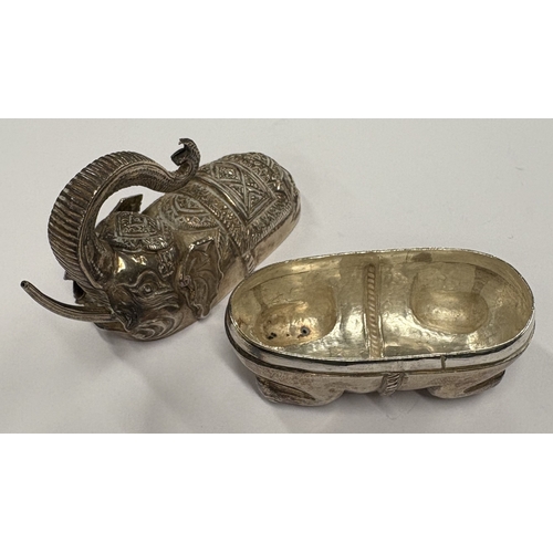 633 - A silver snuff box in the form of an elephant. Approx. 39 grams. Est. £30 - £40.