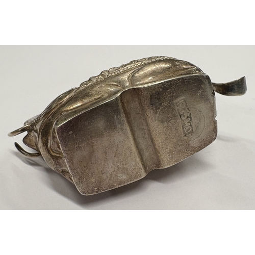 634 - A silver snuff box in the form of an elephant. Approx. 32 grams. Est. £30 - £40.