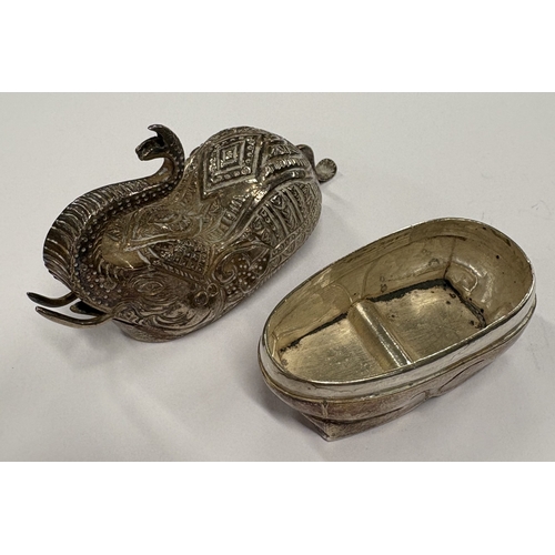 634 - A silver snuff box in the form of an elephant. Approx. 32 grams. Est. £30 - £40.