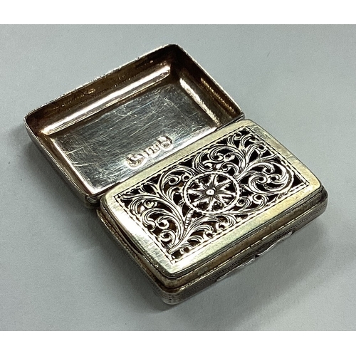 642 - An attractive silver vinaigrette with bright-cut decoration. Birmingham. By IB. Approx. 14 grams. Es... 