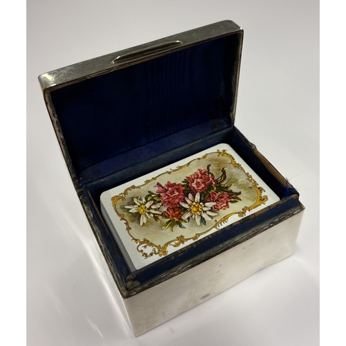 656 - An Edwardian silver card box. London 1908. By William Comyns. Approx. 220 grams of gross weight. Est... 