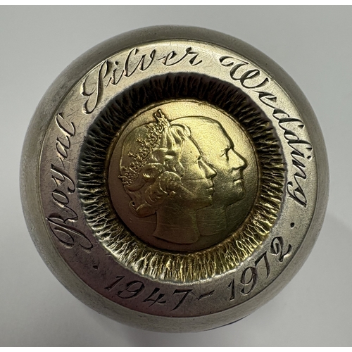 665 - STUART DEVLIN: A good silver paperweight commemorating the Royal Silver Wedding. London 1972. Approx... 