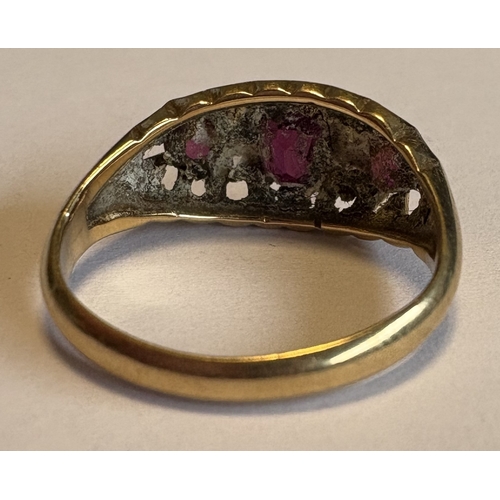 700 - A small ruby and diamond seven-stone ring in 18 carat gold claw mount. Approx. ring size K. Approx. ... 