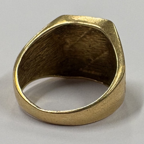 703 - A small 9 carat signet ring with engraved decoration. Approx. ring size R. Approx. 4 grams. Est. £80... 