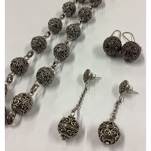 708 - A large silver necklace together with two pairs of matching earrings. Approx. 73 grams. Est. £30 - £... 