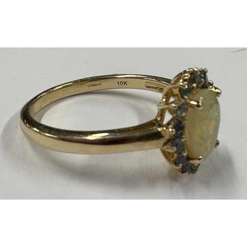 715 - A small 10 carat green stone set cluster ring. Approx. ring size P. Approx. 3 grams. Est. £60 - £80.