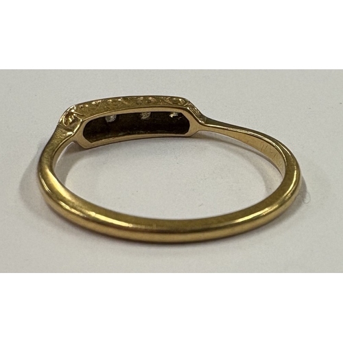 730 - An 18 carat gold scroll-shaped ring. Approx. ring size O. Approx. 3 grams. Est. £30 - £40.