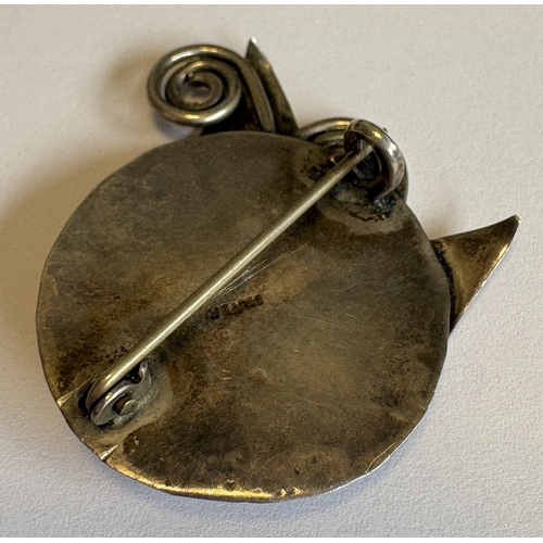 742 - A stylish silver brooch with leaf mount. Approx. 10 grams. Est. £20 - £30.