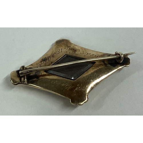 749 - An attractive Antique gold mourning brooch. Approx. 9 grams. Est. £100 - £150.