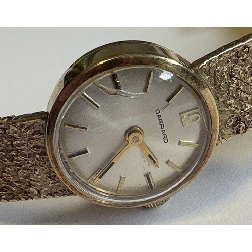 760 - A lady's 9 carat wristwatch on mesh strap. Approx. 20 grams. Est. £450 - £500.