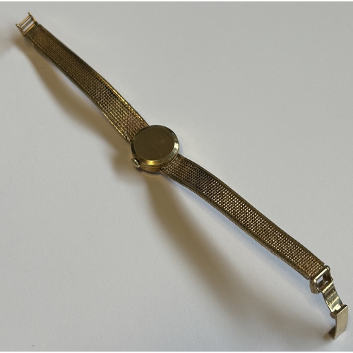 760 - A lady's 9 carat wristwatch on mesh strap. Approx. 20 grams. Est. £450 - £500.