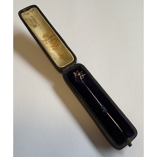 763 - A gold and amethyst stick pin. Approx. 1 gram. Est. £20 - £30.