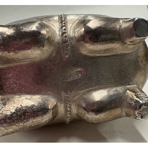 99 - A chased silver snuff box in the form of an elephant. Marked to base. Approx. 123 grams. Est. £100 -... 