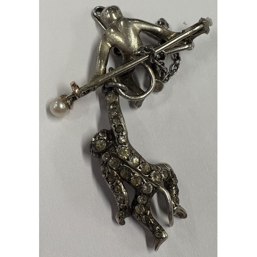 764 - A good Antique silver and paste brooch in the form of two monkeys. Approx. 8 grams. Est. £30 - £50.