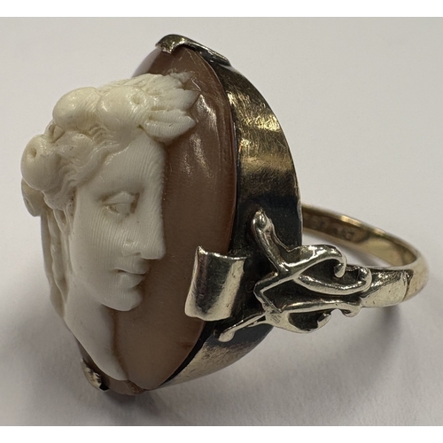 771 - A 9 carat cameo ring of a lady in claw mount. Approx. ring size N 1/2. Approx. 5 grams. Est. £30 - £... 