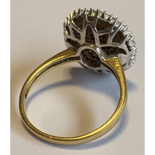 789 - An 18 carat gold diamond cluster ring. Approx. ring size P. Approx. 6 grams. Est. £200 - £300.