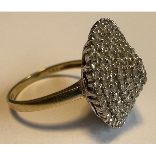 789 - An 18 carat gold diamond cluster ring. Approx. ring size P. Approx. 6 grams. Est. £200 - £300.