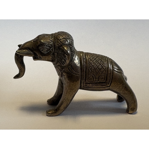 537 - A Continental silver figure of an elephant. Approx. 64 grams. Est. £30 - £50.