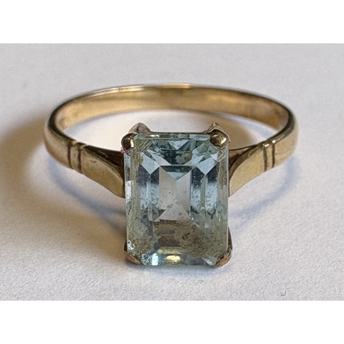 790 - A 9 carat blue stone ring. Approx. ring size O. Approx. 2 grams. Est. £25 - £30.