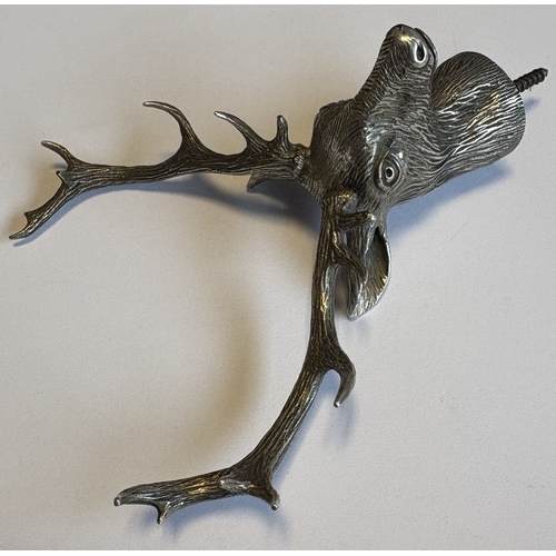 685 - A novelty Naturalistic early 20th Century silver finial in the form of a stag's head with textured b... 