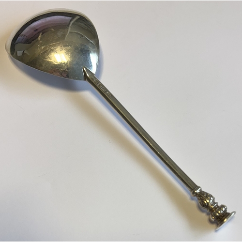 694 - A good silver seal top spoon in the Georgian style. London. By WC. Approx. 51 grams. Est. £40 - £60.