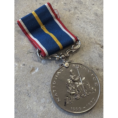 190 - A collection of WW2 RAF buttons together with a cap badge etc. Est. £20 - £30.