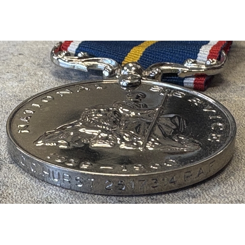 190 - A collection of WW2 RAF buttons together with a cap badge etc. Est. £20 - £30.