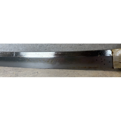 180 - A 20th Century Japanese katana. Est. £20 - £30.