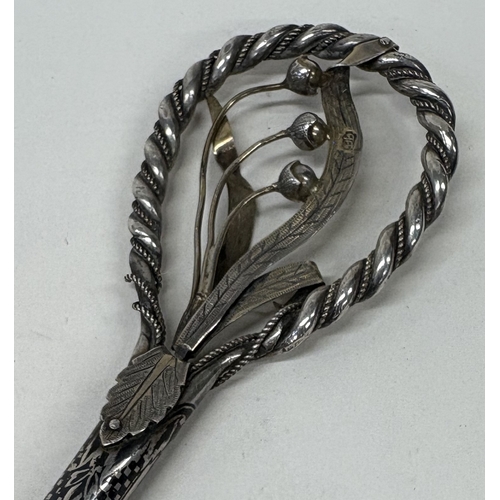 10 - A rare Antique Iraqi silver and Niello walking cane handle. Approx. 92 grams. Est. £200 - £300.