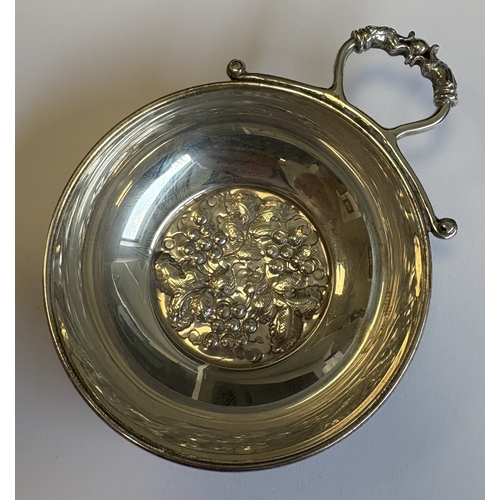 106 - A small silver wine taster with textured body. Birmingham. By L&W. Approx. 39 grams. Est. £20 - £30.