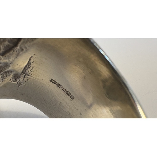 29 - A heavy cast silver ring with textured decoration. London. Approx. 54 grams. Est. £30 - £50.