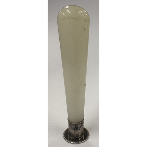 163 - A silver and MOP seal. London 1907. Approx. 29 grams of gross weight. Est. £80 - £120.