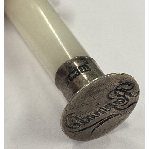 163 - A silver and MOP seal. London 1907. Approx. 29 grams of gross weight. Est. £80 - £120.