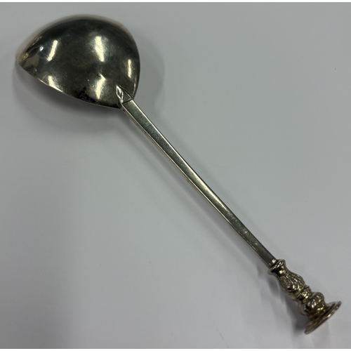 187 - A 17th Century Charles II English Provincial silver seal top spoon. Circa 1660. Approx. 44 grams. Es... 